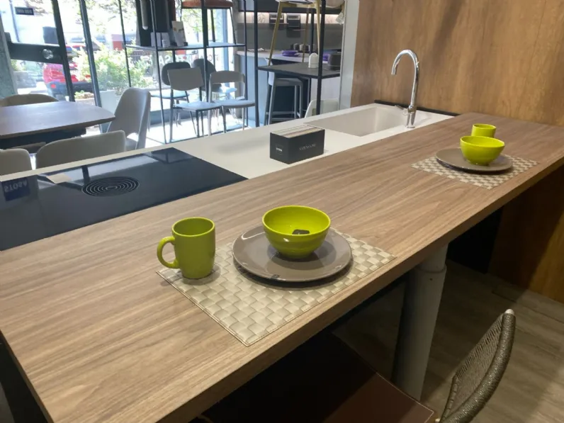 Cucina a prezzo ribassato con isola moderna Aliant Stosa