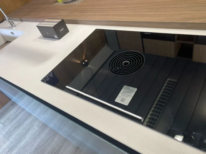 Cucina a prezzo ribassato con isola moderna Aliant Stosa