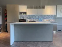 Cucina con isola in laminato materico a prezzo scontato 31%