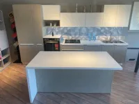 Cucina con isola in laminato materico a prezzo scontato 31%