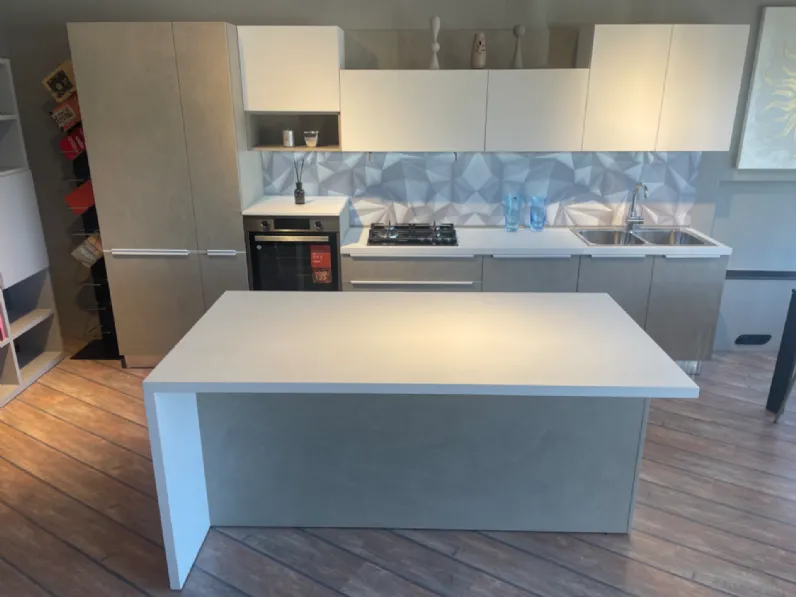 Cucina con isola in laminato materico a prezzo scontato 31%