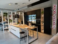 Cucina Lounge moderna altri colori Veneta Cucine con isola scontata 70%
