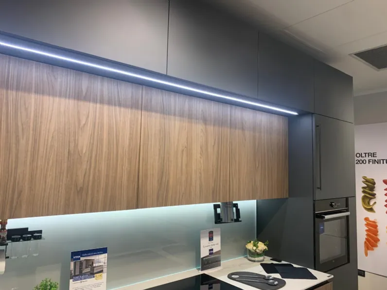 Cucina Metropolis moderna grigia Stosa lineare scontata 50%