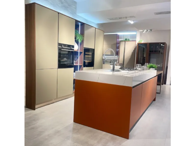 Cucina arancione design con isola Veneta Cucine Oyster pro laccata opaco     a soli 13700€