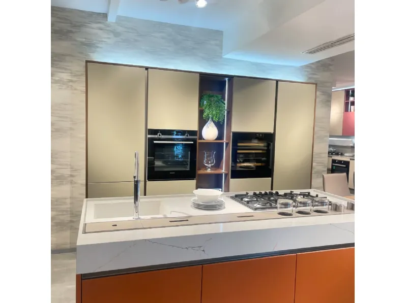 Cucina arancione design con isola Veneta Cucine Oyster pro laccata opaco     a soli 13700€