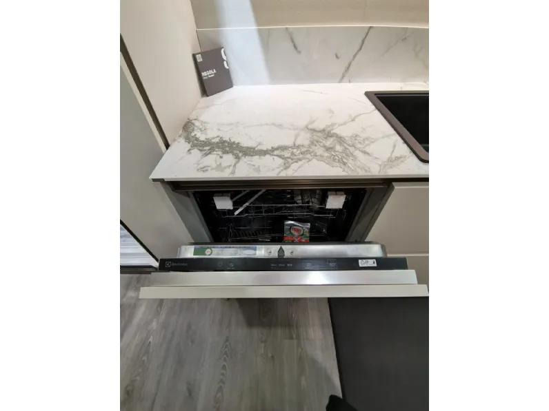 Cucina altri colori moderna con isola Regola Scavolini in Offerta Outlet