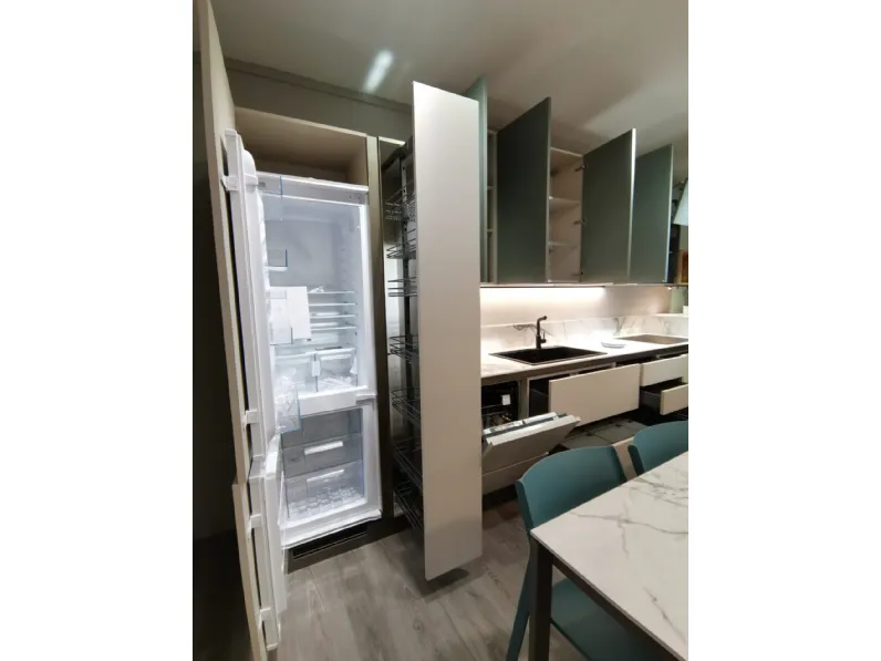 Cucina altri colori moderna con isola Regola Scavolini in Offerta Outlet