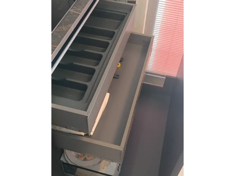 Cucina Scavolini design lineare antracite in laccata opaco Regola
