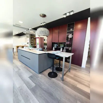Cucina Veneta Cucine moderna con isola rossa in vetro Riflex - lounge