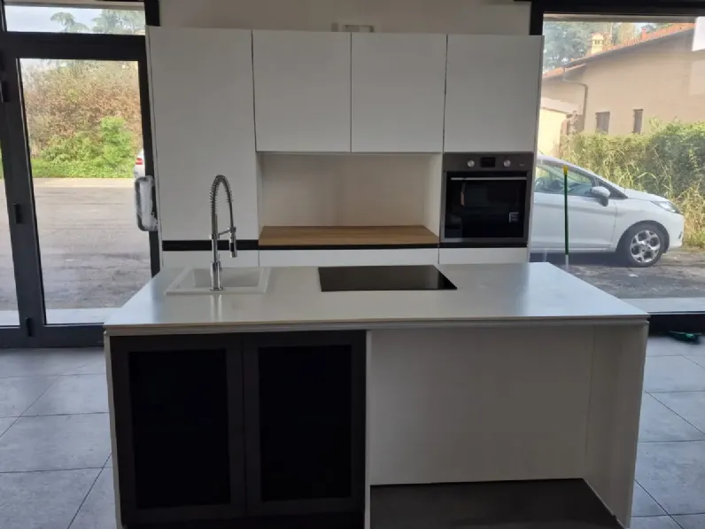 Cucina Essebi moderna con isola bianca in melaminico Pet