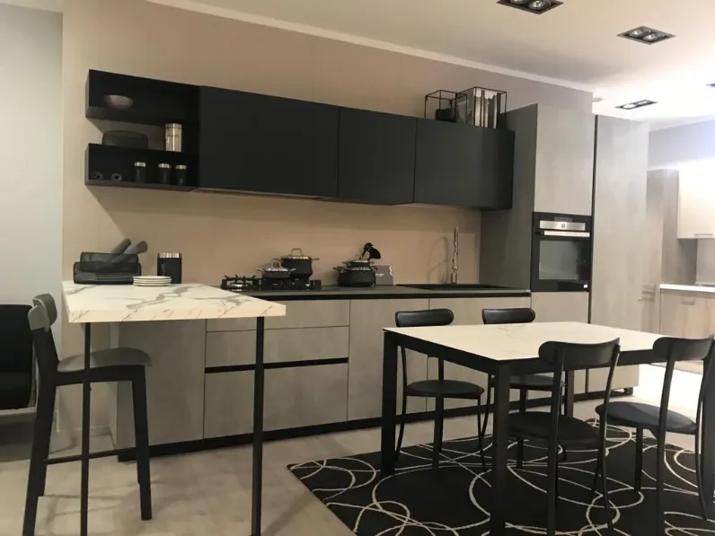 Cucina altri colori moderna con penisola Delinea Scavolini scontata