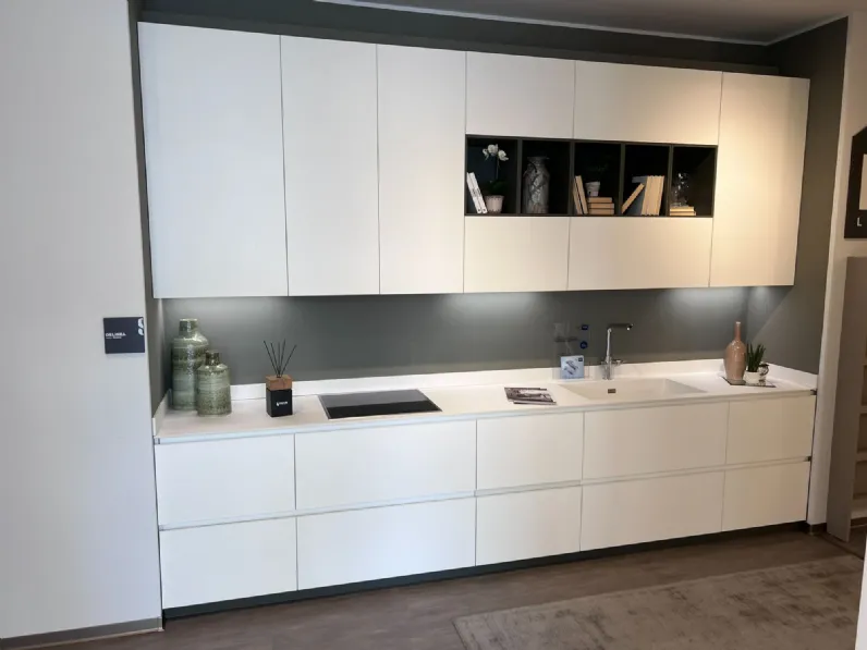 Cucina Delinea moderna bianca Scavolini lineare scontata 40%