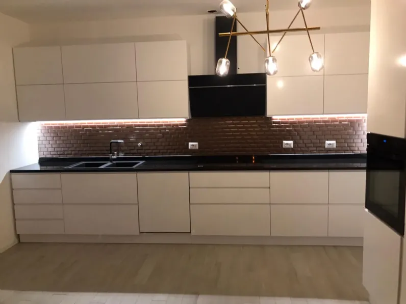 Cucina moderna lineare Mirandola nicola e cristano Cucina design con  colonne a prezzo scontato