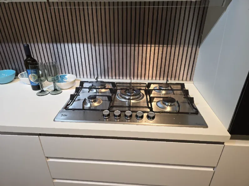 Cucina lineare in laminato materico bianca Wega k a prezzo scontato