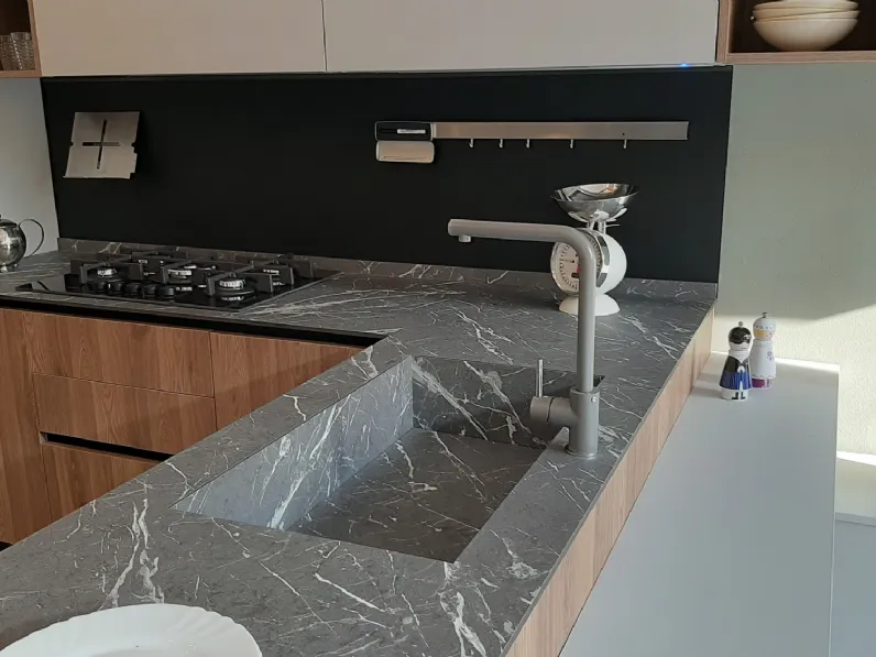 Cucina moderna noce Essebi con penisola Azimut in offerta