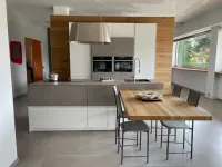 Cucina con isola in laminato opaco bianca Monoliti a prezzo ribassato