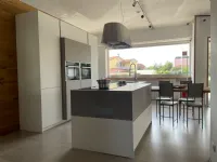 Cucina con isola in laminato opaco bianca Monoliti a prezzo ribassato