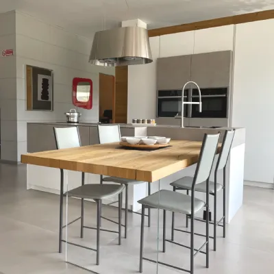 Cucina con isola in laminato opaco bianca Monoliti a prezzo ribassato