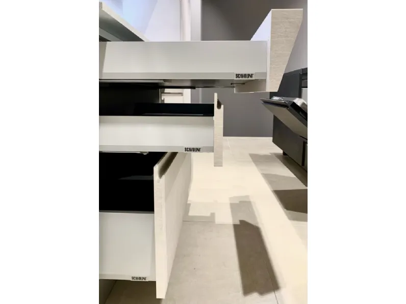 Cucina a prezzo scontato con isola moderna Motus Scavolini