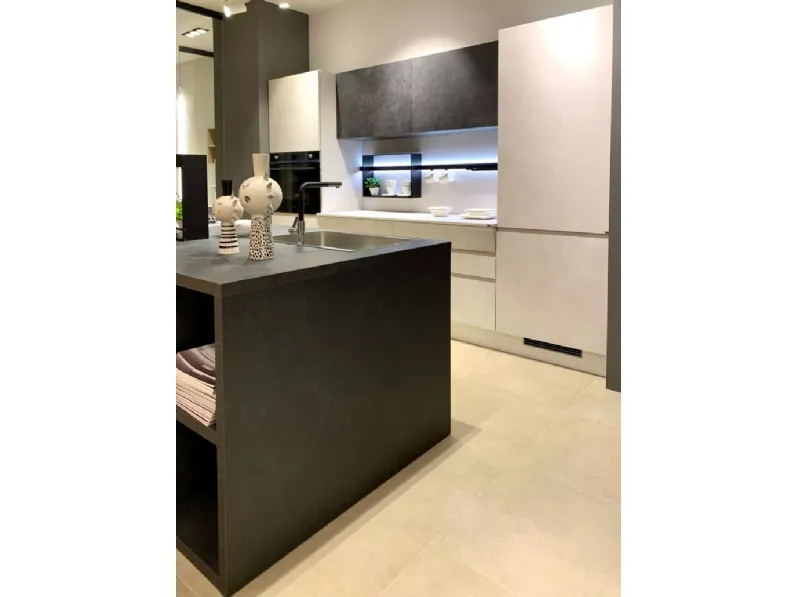 Cucina a prezzo scontato con isola moderna Motus Scavolini