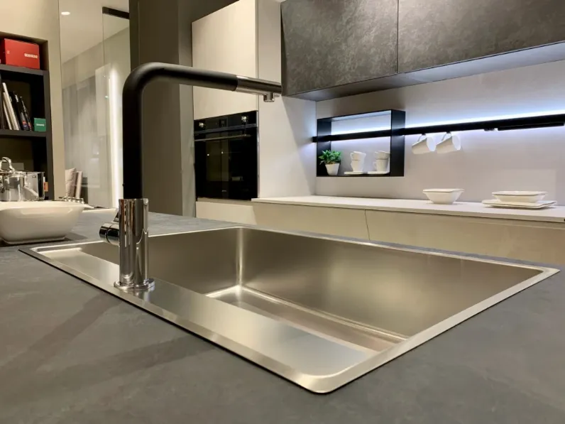 Cucina a prezzo scontato con isola moderna Motus Scavolini