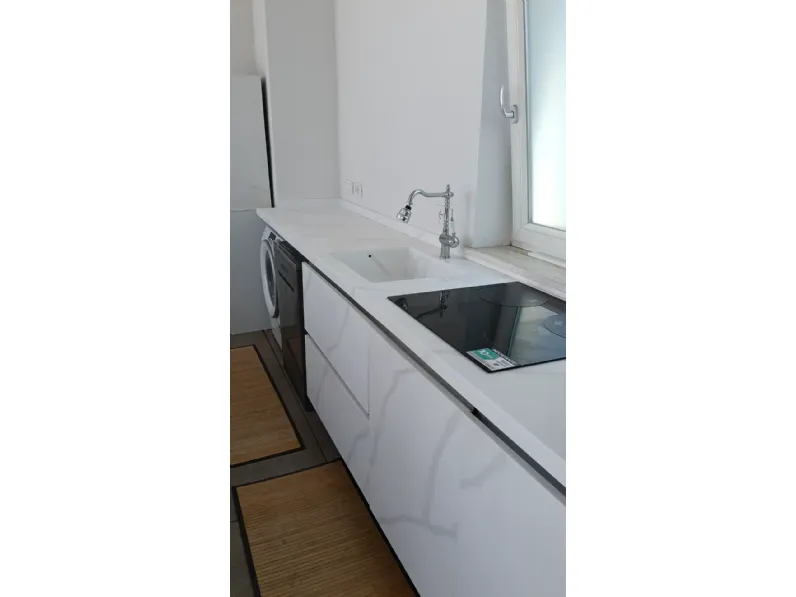 Cucina con isola in laminato materico bianca Cucina luce a prezzo ribassato
