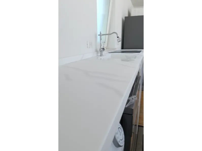 Cucina con isola in laminato materico bianca Cucina luce a prezzo ribassato