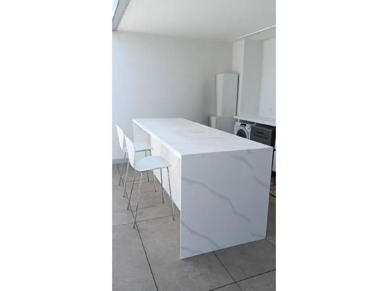 Cucina con isola in laminato materico bianca Cucina luce a prezzo ribassato