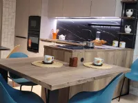 Cucina Nobilia moderna con penisola grigia in laminato materico Riva