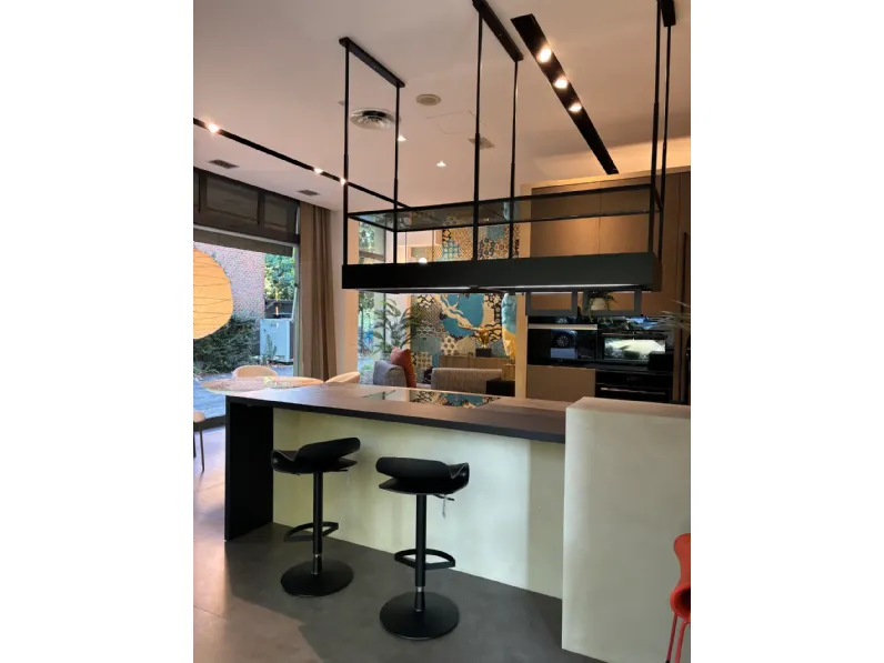 Cucina con isola in laccata opaco altri colori Novacucine mk1 con frontale dogato 463 a prezzo ribassato