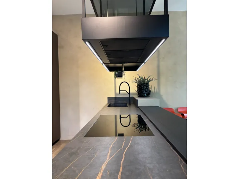 Cucina con isola in laccata opaco altri colori Novacucine mk1 con frontale dogato 463 a prezzo ribassato