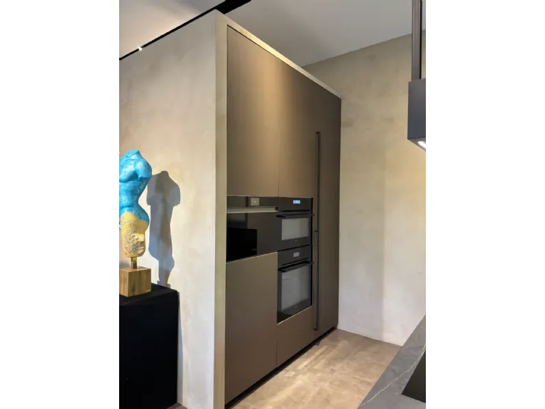 Cucina con isola in laccata opaco altri colori Novacucine mk1 con frontale dogato 463 a prezzo ribassato
