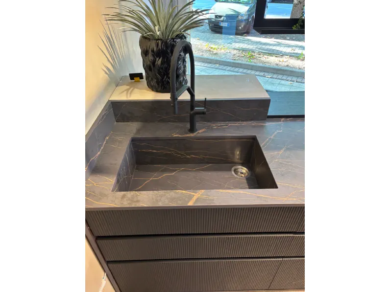 Cucina con isola in laccata opaco altri colori Novacucine mk1 con frontale dogato 463 a prezzo ribassato