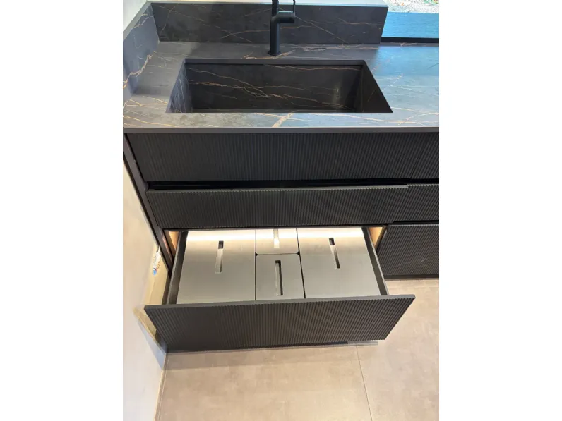 Cucina con isola in laccata opaco altri colori Novacucine mk1 con frontale dogato 463 a prezzo ribassato