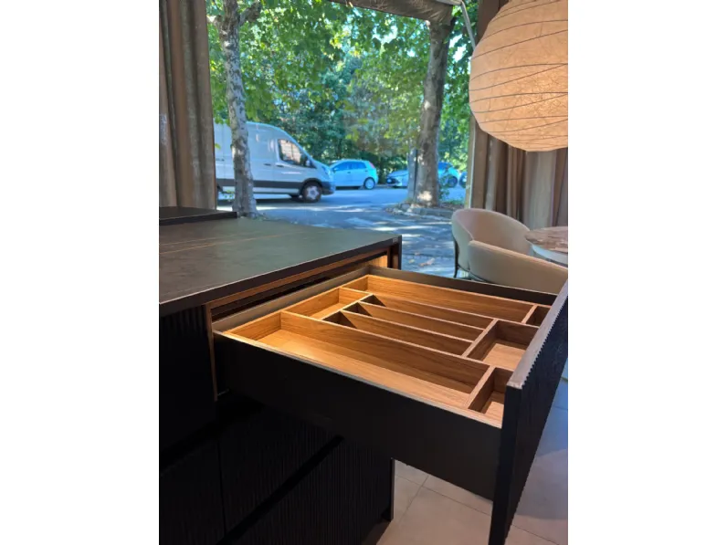 Cucina con isola in laccata opaco altri colori Novacucine mk1 con frontale dogato 463 a prezzo ribassato