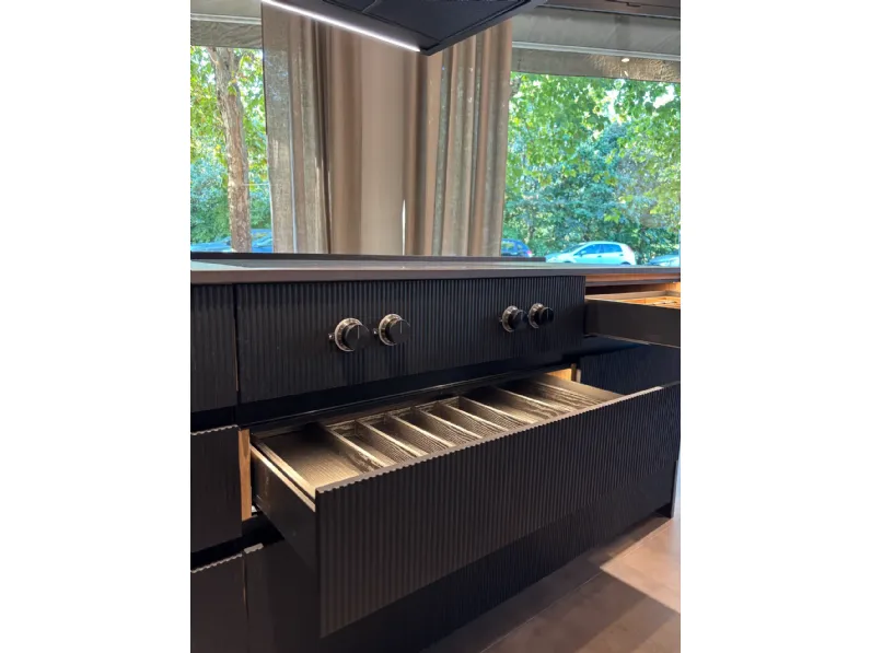 Cucina con isola in laccata opaco altri colori Novacucine mk1 con frontale dogato 463 a prezzo ribassato