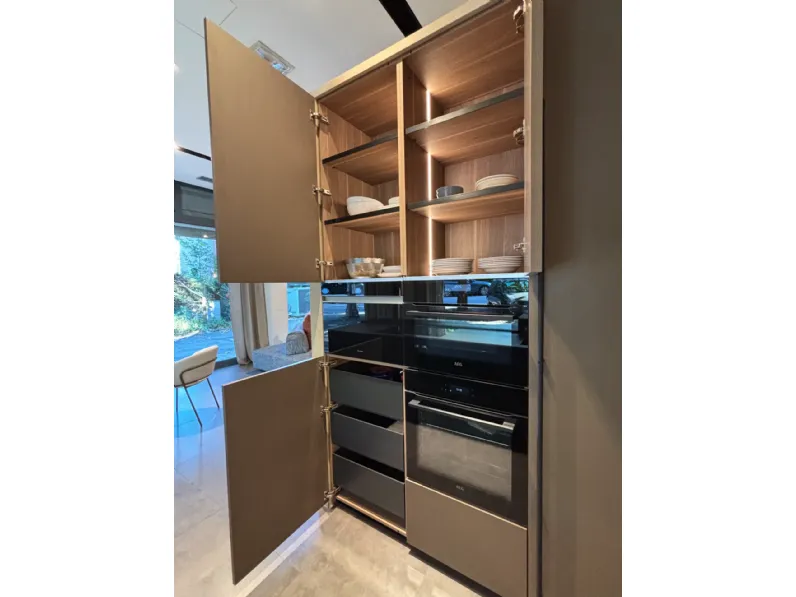 Cucina con isola in laccata opaco altri colori Novacucine mk1 con frontale dogato 463 a prezzo ribassato