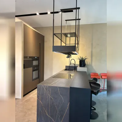 Cucina con isola in laccata opaco altri colori Novacucine mk1 con frontale dogato 463 a prezzo ribassato