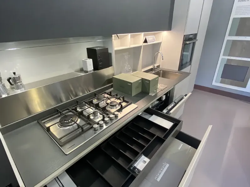 Cucina con penisola in laminato materico a prezzo scontato 63%