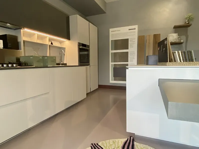 Cucina con penisola in laminato materico a prezzo scontato 63%
