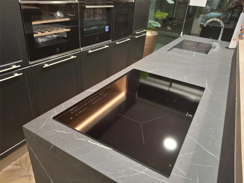 Cucina moderna con isola Giglio expo Pensarecasa a prezzo scontato