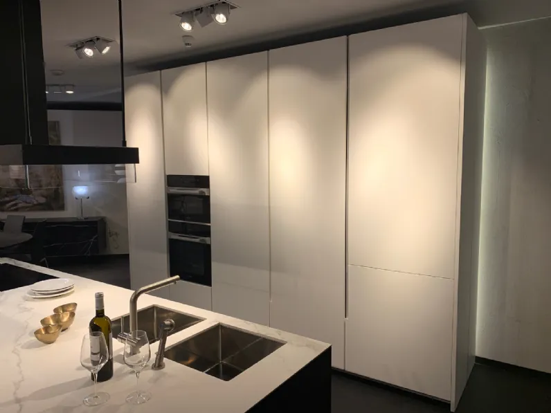 Cucina Phoenix 840 moderna bianca Poliform con isola scontata 50%