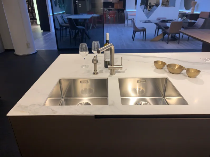 Cucina Phoenix 840 moderna bianca Poliform con isola scontata 50%