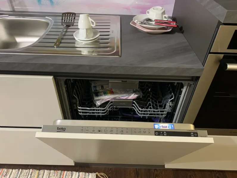 Cucina Colombini casa moderna lineare grigia in laminato opaco Quadra gola