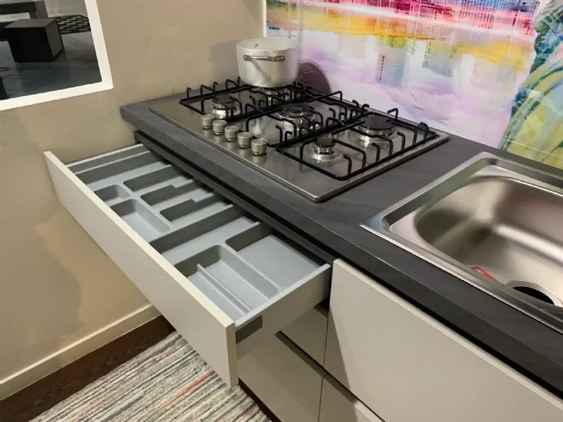 Cucina Colombini casa moderna lineare grigia in laminato opaco Quadra gola