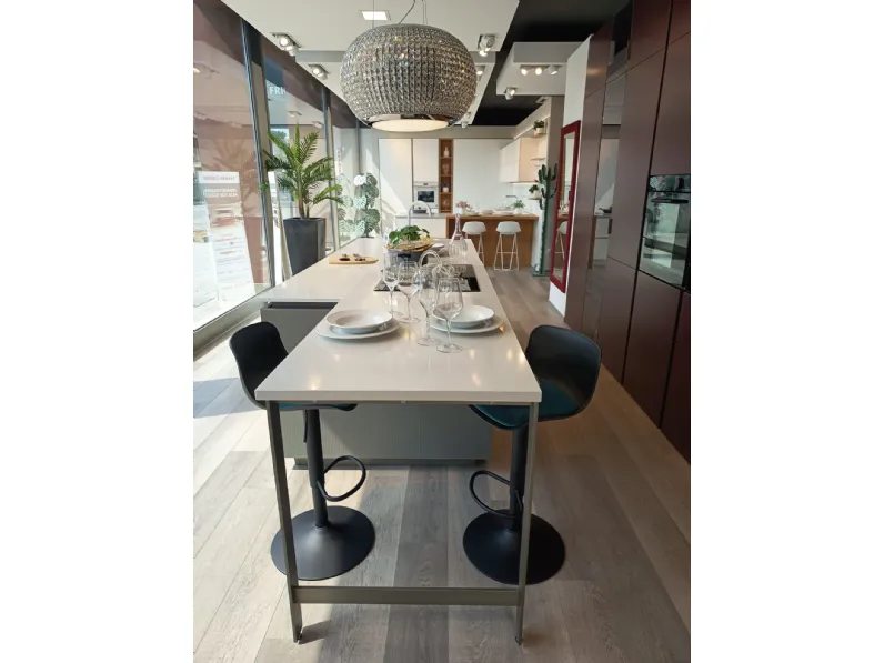 Cucina rossa moderna con isola Lounge - riflex Veneta Cucine in offerta
