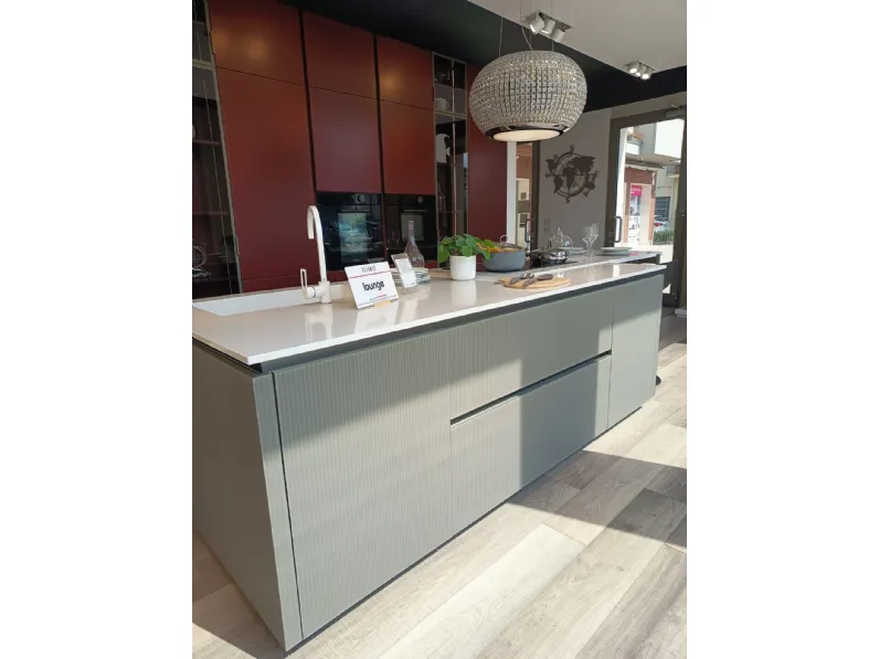 Cucina rossa moderna con isola Lounge - riflex Veneta Cucine in offerta