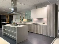 Cucina Arrital moderna con penisola rovere chiaro in laminato materico Ak project