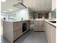 Cucina Arrital moderna con penisola rovere chiaro in laminato materico Ak project