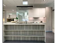 Cucina Arrital moderna con penisola rovere chiaro in laminato materico Ak project
